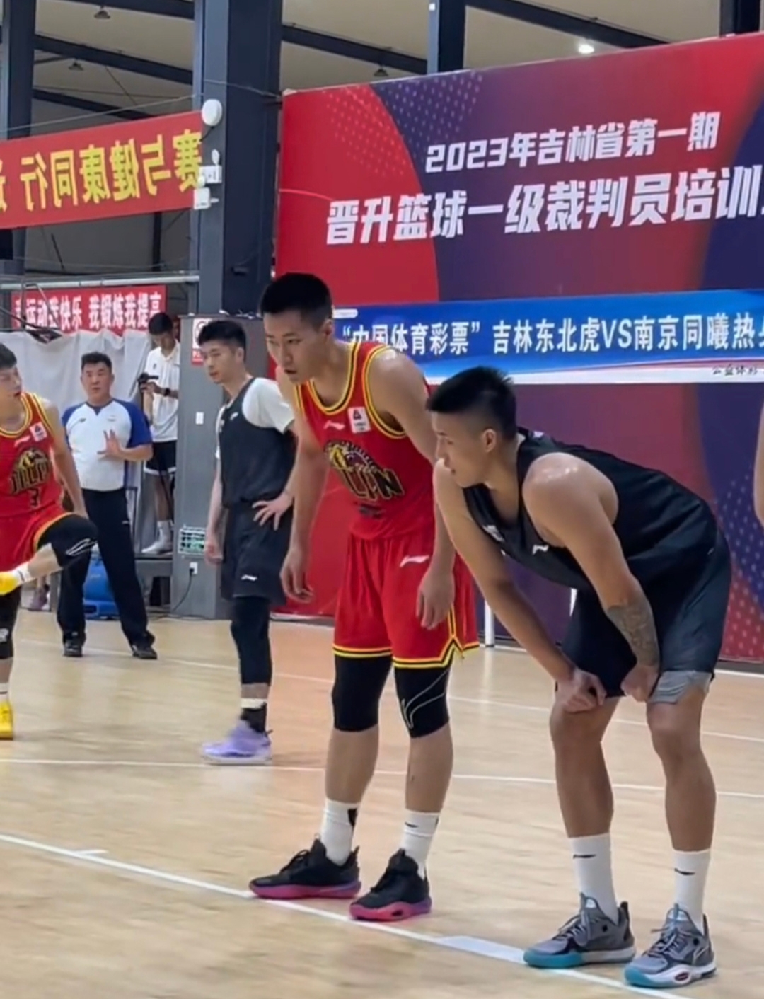 顶尖球队硬碰硬，争夺晋级资格